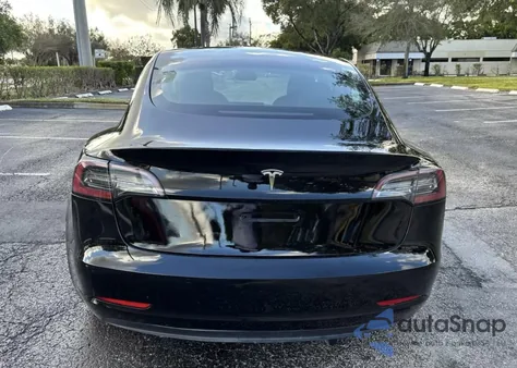 2021 Tesla Model 3 Standard Range Plus Rear-Wheel Drive z USA, uszkodzony, nr VIN 5YJ3E1EA1MF015992